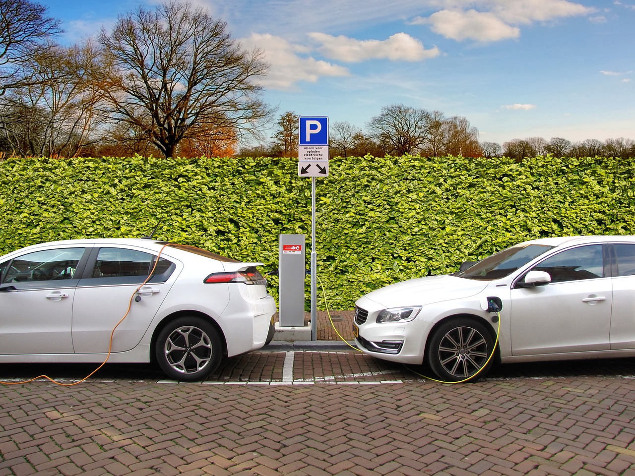 Voiture électrique ou essence les clés pour mieux comprendre